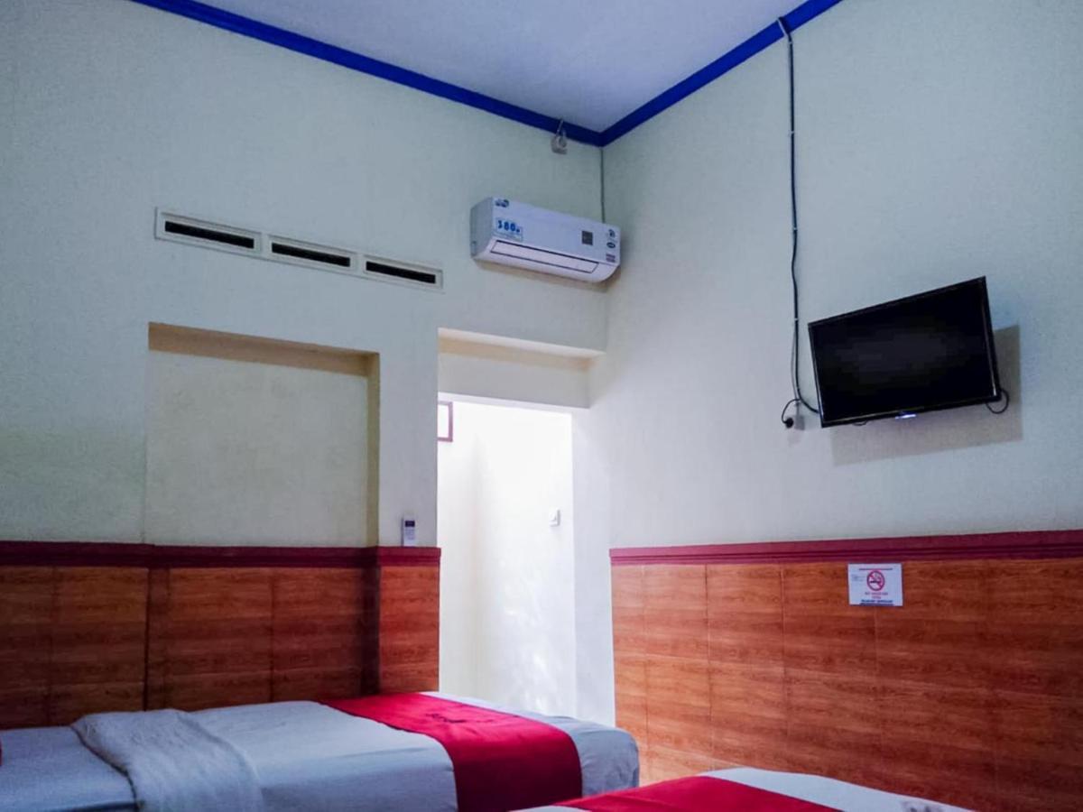Reddoorz Syariah At Griya Soeratin Pacitan Hotel Exterior foto