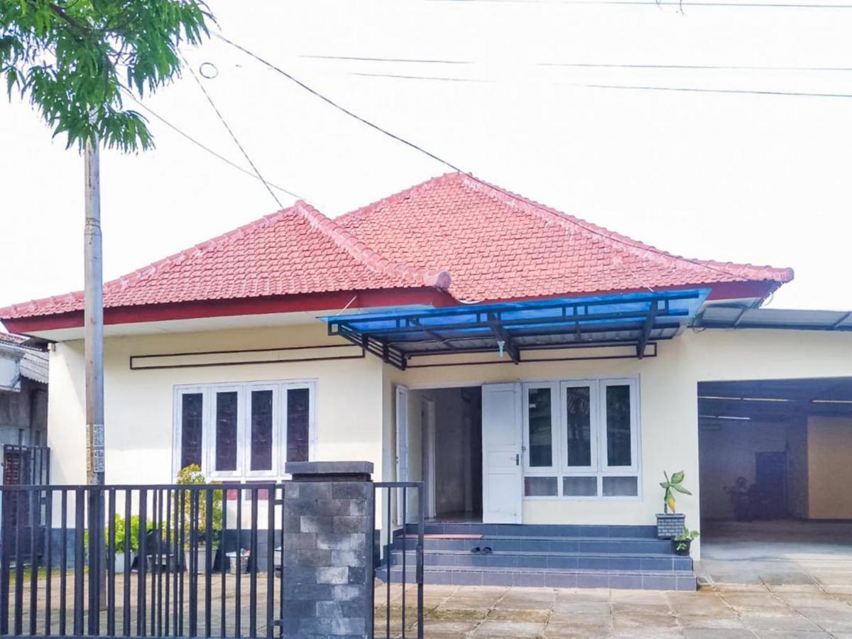 Reddoorz Syariah At Griya Soeratin Pacitan Hotel Exterior foto