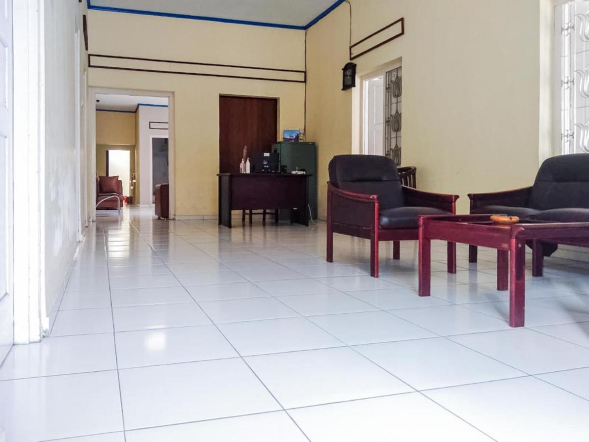 Reddoorz Syariah At Griya Soeratin Pacitan Hotel Exterior foto