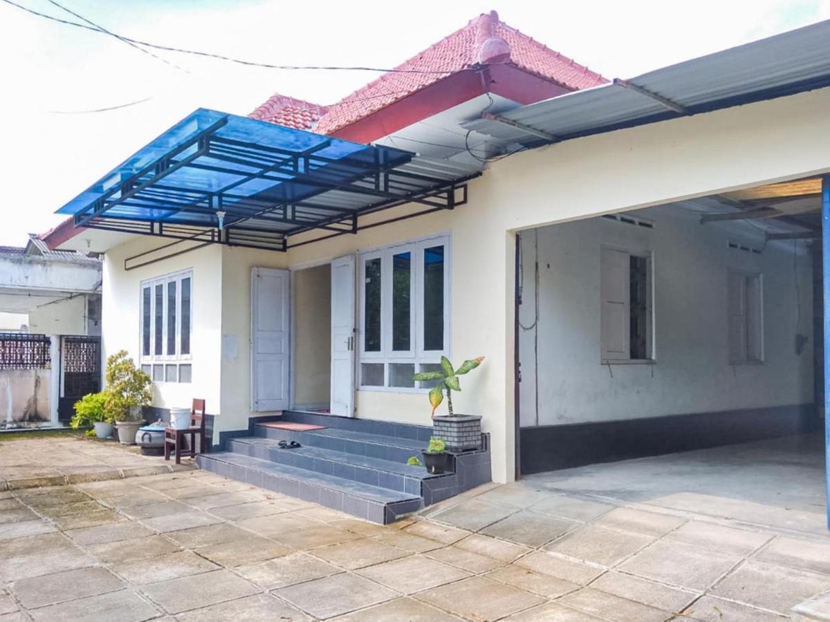 Reddoorz Syariah At Griya Soeratin Pacitan Hotel Exterior foto