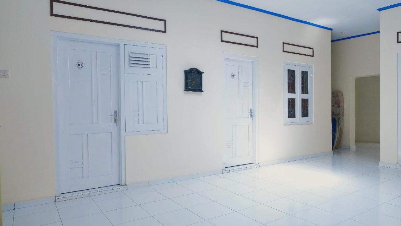 Reddoorz Syariah At Griya Soeratin Pacitan Hotel Exterior foto