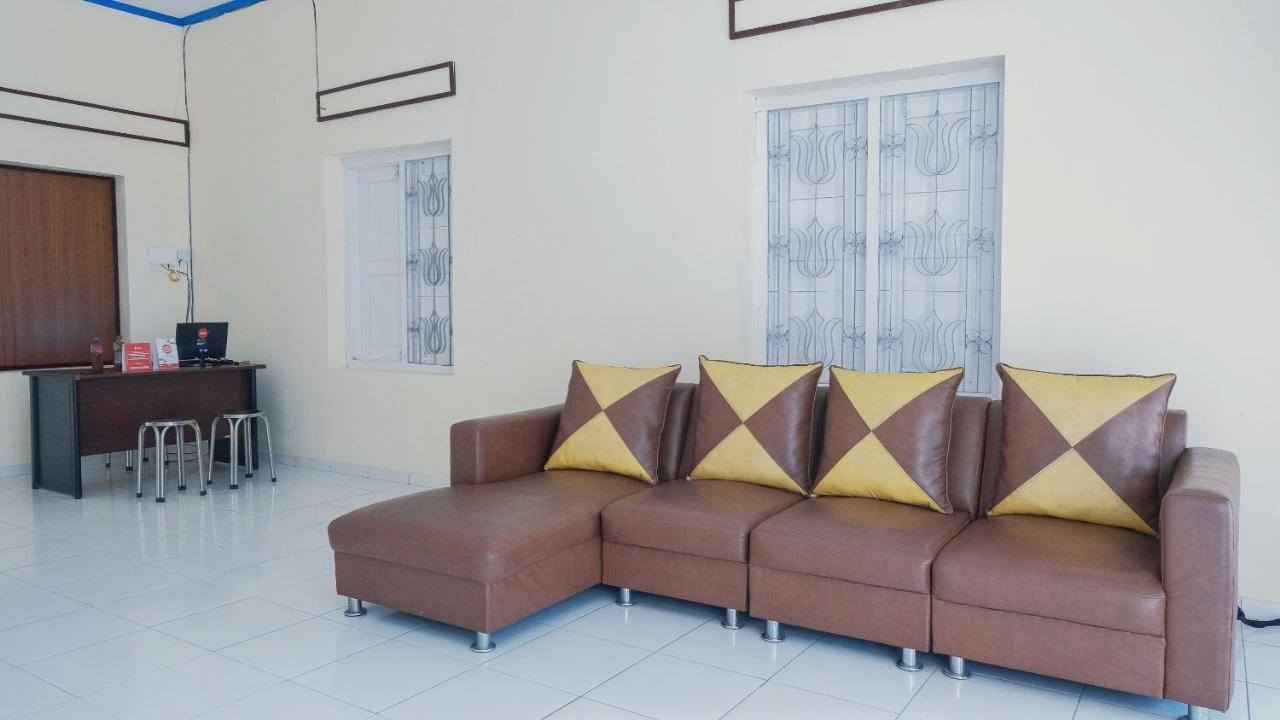 Reddoorz Syariah At Griya Soeratin Pacitan Hotel Exterior foto