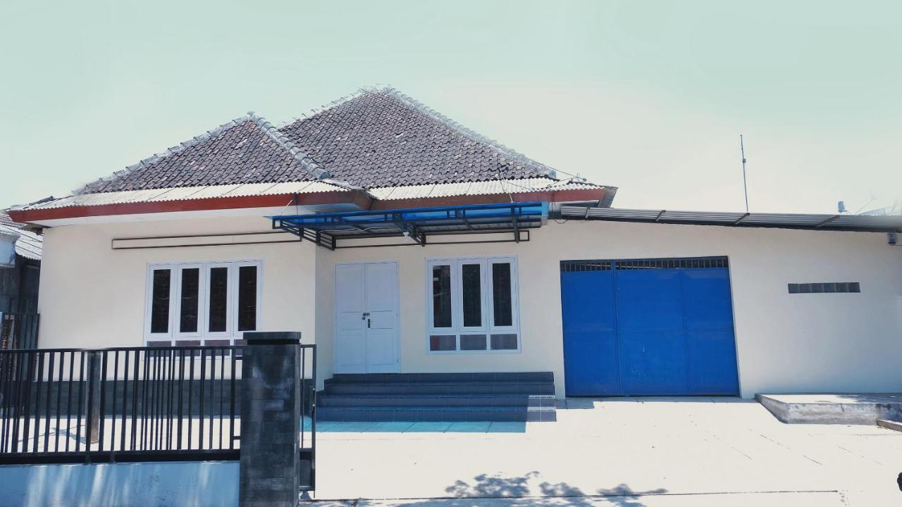 Reddoorz Syariah At Griya Soeratin Pacitan Hotel Exterior foto